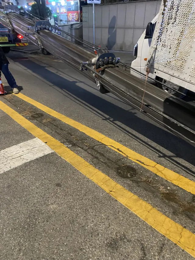 시공 전 — 파손·노후 상태의 볼라드 현장