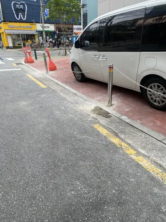 시공 후 — 정리된 볼라드 설치 현장