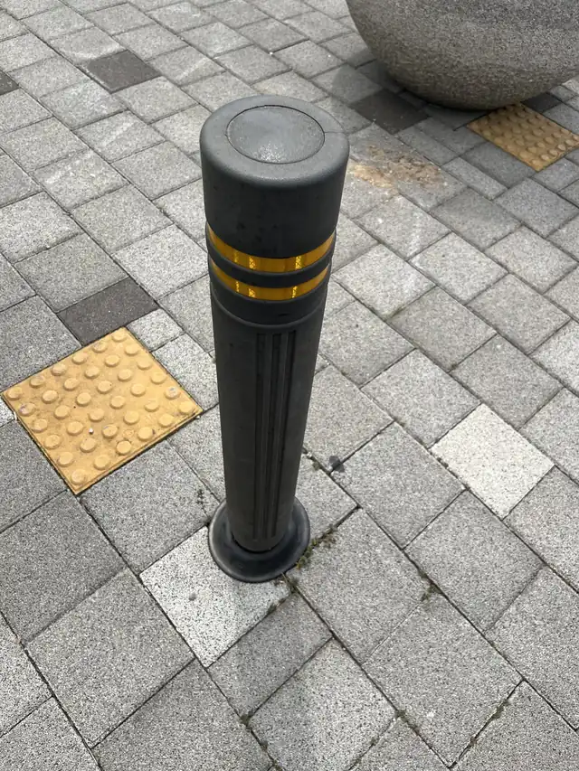 시공 후 — 정리된 볼라드 설치 현장