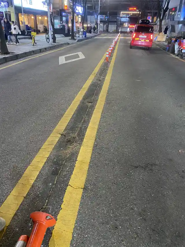 차도와 보도 경계에 일렬로 매입 설치된 볼라드 전경