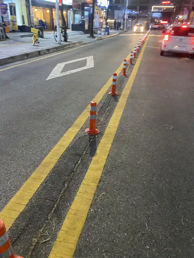 야간에 설치가 완료된 매립식 볼라드 열