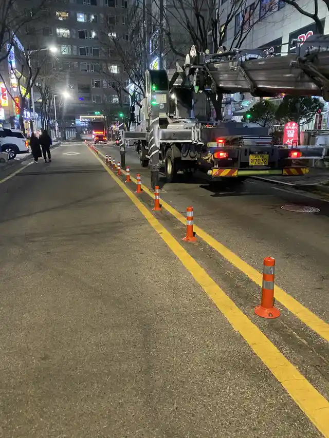 새로 교체 설치된 안전 볼라드 열
