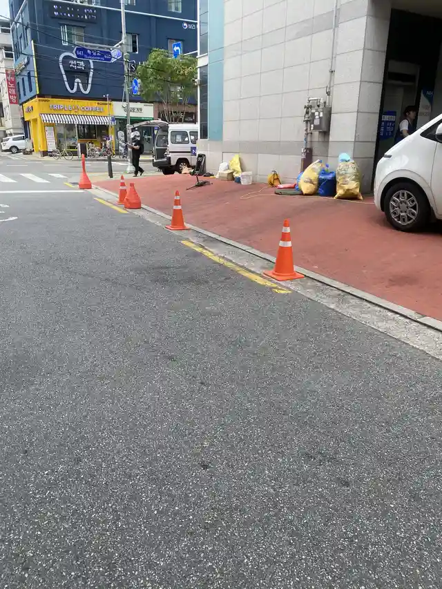보행로 경계를 따라 체인으로 연결된 안전 볼라드