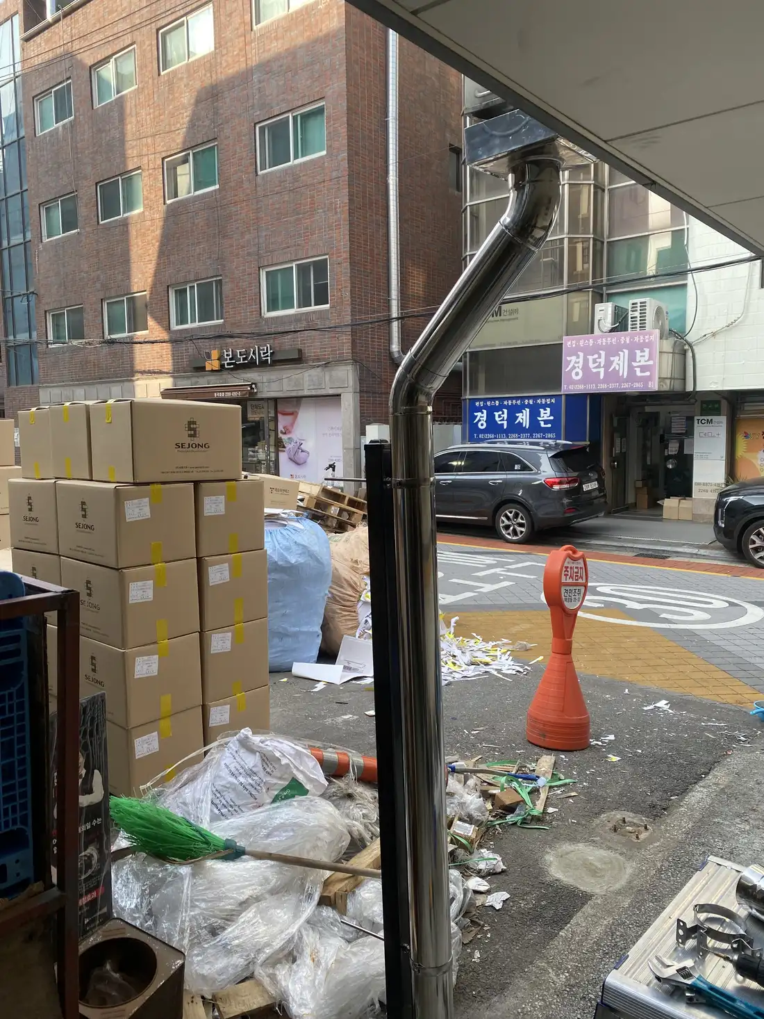 주차구역 진입로에 설치 작업이 진행 중인 볼라드 현장